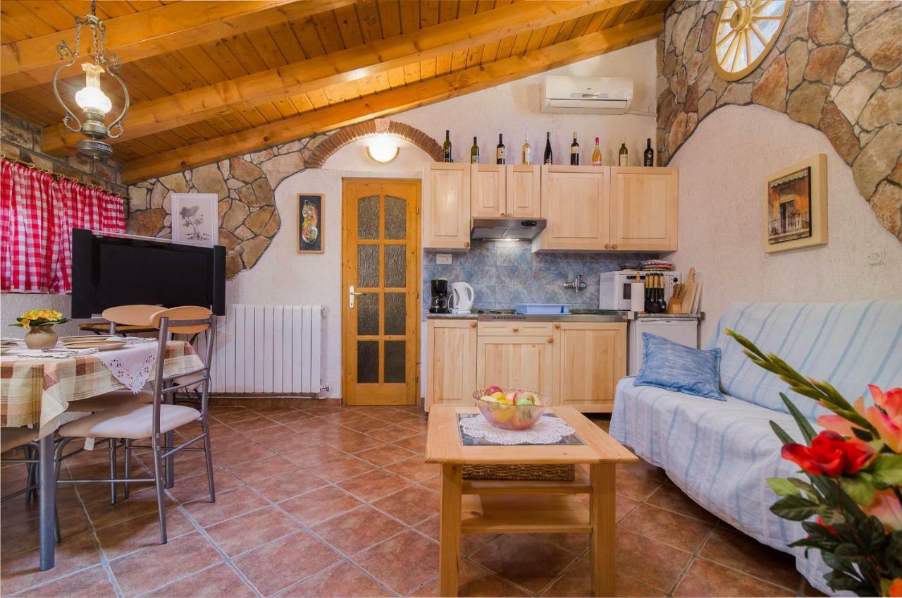 Apartments Marija & Pepa ロヴィニ エクステリア 写真