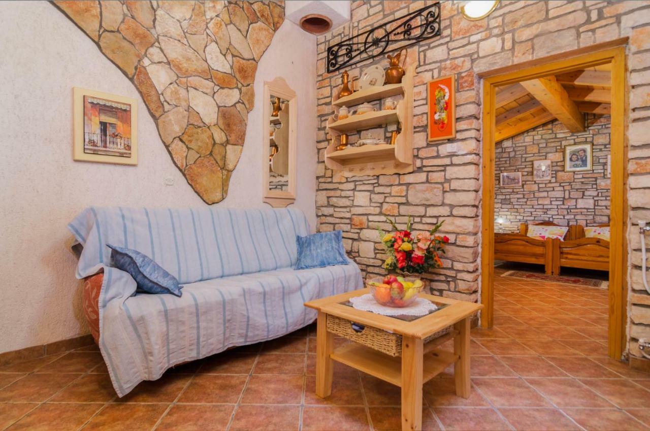Apartments Marija & Pepa ロヴィニ エクステリア 写真